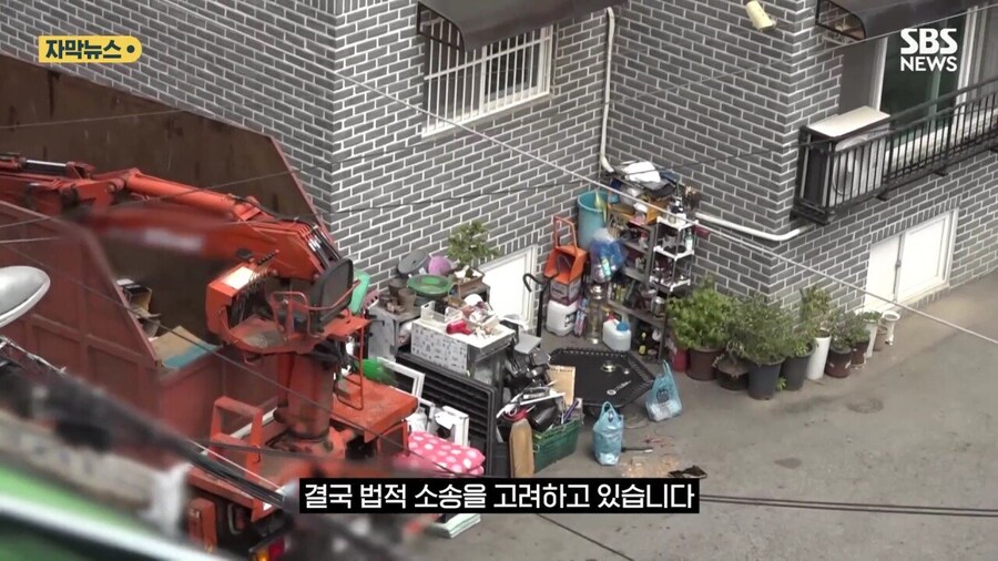 8년동안 공용 주차장에 고물 쌓아놓은 사람_40.jpg