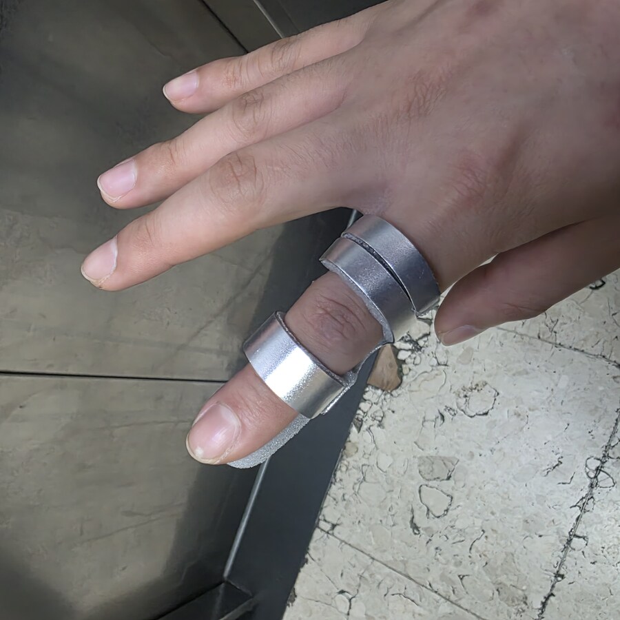 스패너질하다가 미끄러지면서 쇠구조물에 손가락박았는데_1.jpg
