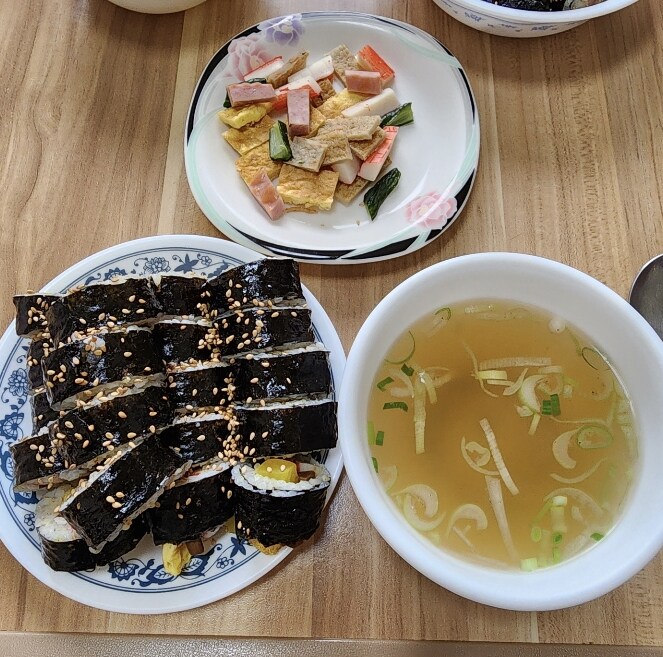 아침은 먹은거야? 먹고살기 힘들어서 겨우 김밥으로 아침 떼움_1.jpg