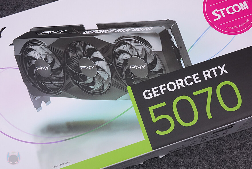 블랙감성!PNY 지포스 RTX 5070 OC D7 12GB Triple Fan_2.jpg