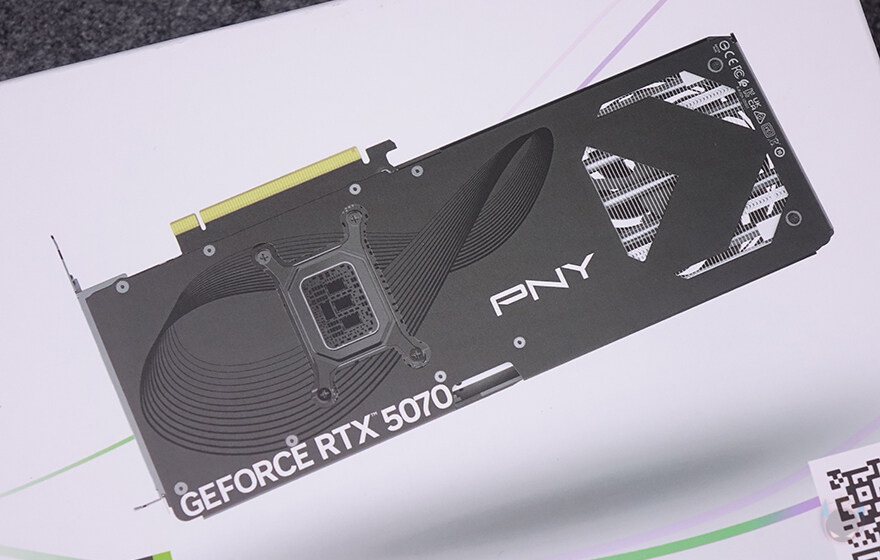 블랙감성!PNY 지포스 RTX 5070 OC D7 12GB Triple Fan_6.jpg