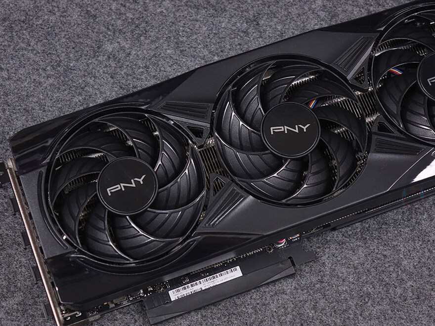 블랙감성!PNY 지포스 RTX 5070 OC D7 12GB Triple Fan_15.jpg
