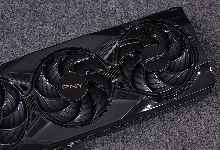 블랙감성!PNY 지포스 RTX 5070 OC D7 12GB Triple Fan_16.jpg
