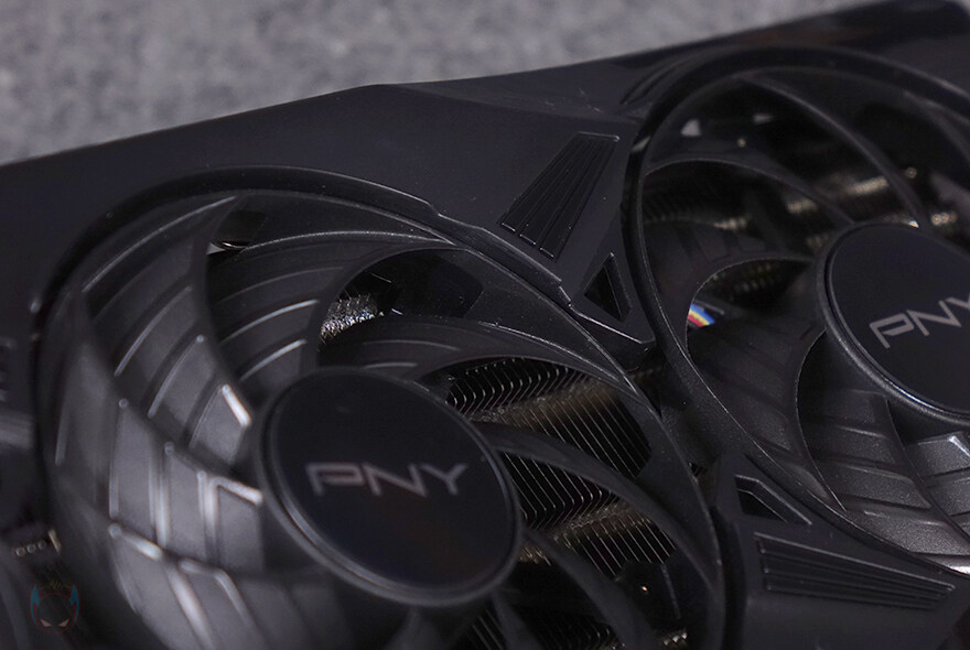 블랙감성!PNY 지포스 RTX 5070 OC D7 12GB Triple Fan_18.jpg