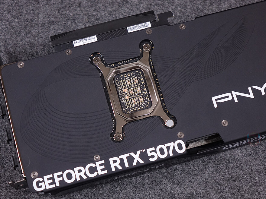블랙감성!PNY 지포스 RTX 5070 OC D7 12GB Triple Fan_24.jpg