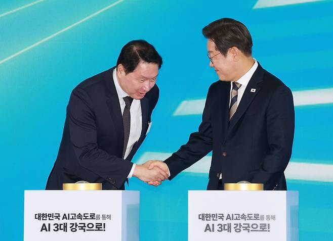 최태원과 악수하는 이재명_1.jpg