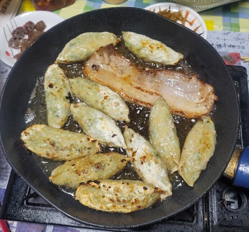 냉동 만두를 가장 맛 있게 굽는 방법_1.jpg