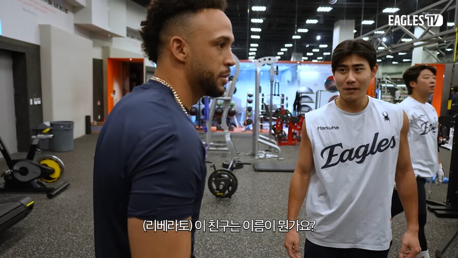 외국인에게 자기 소개하는 야구선수_2.png