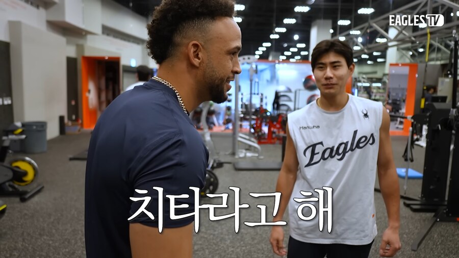 외국인에게 자기 소개하는 야구선수_4.png
