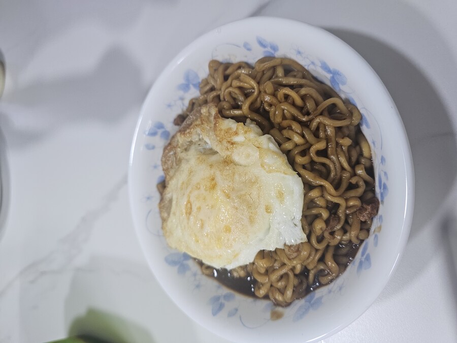 간만에 짜파게티 먹으니 맛있네_1.jpg