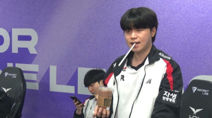 롤) 시가 피우면서 온더락을 마시는_1.png