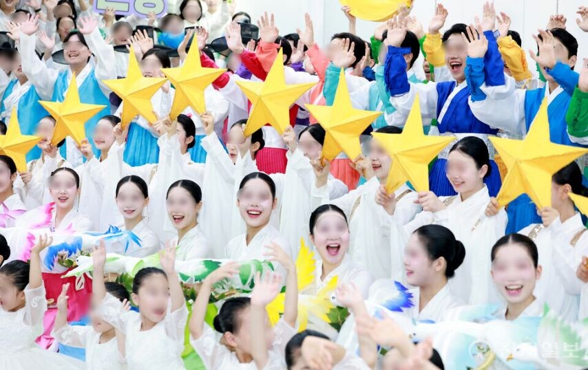 이만희 반기는 신천■ 젊은 신도들.jpg_5.jpg