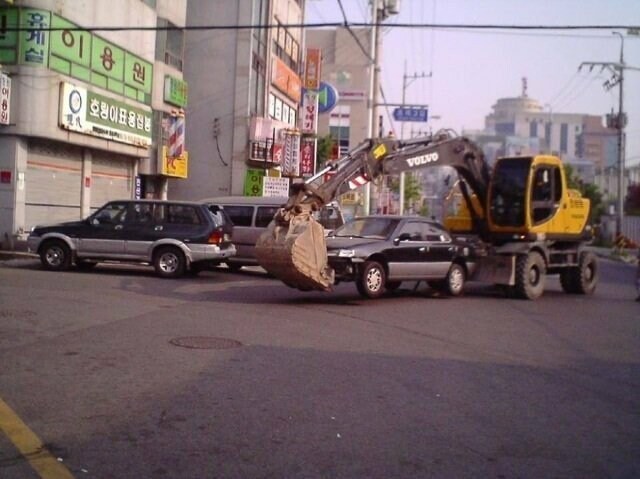 입 막고 뒷치기_2.jpg