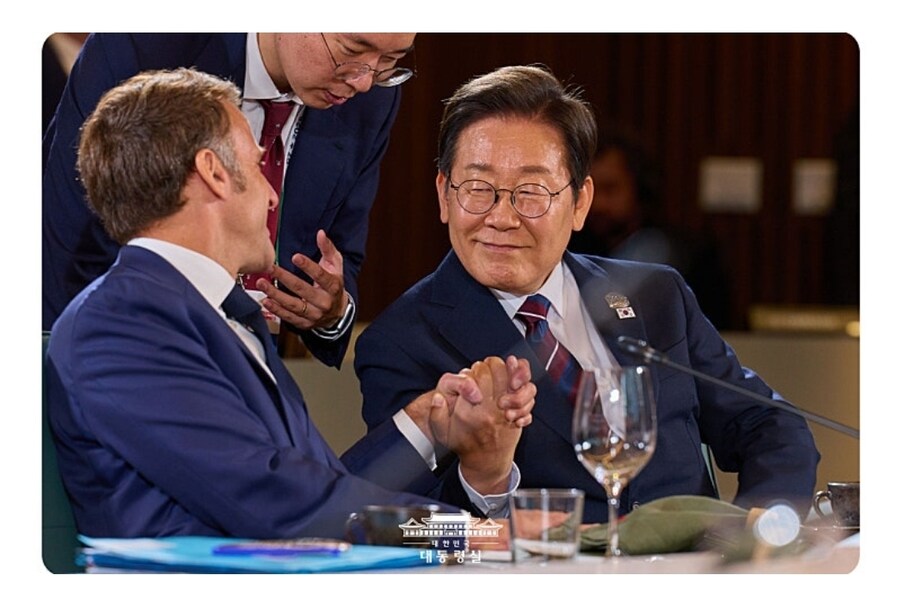 마크롱 손 잡은 이재명_1.jpg