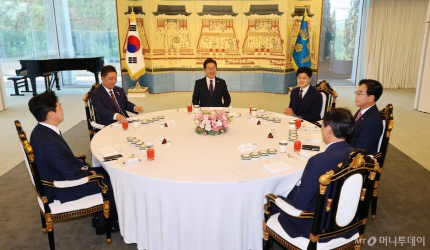 [속보]이재명 대통령·여야 지도부와 한자리 모여 오찬 회동_1.jpg