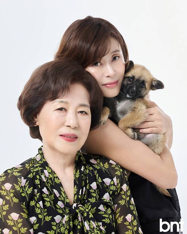 엄청난 동안이라는 연예인 예지원과 그 어머니.jpg_4.jpg