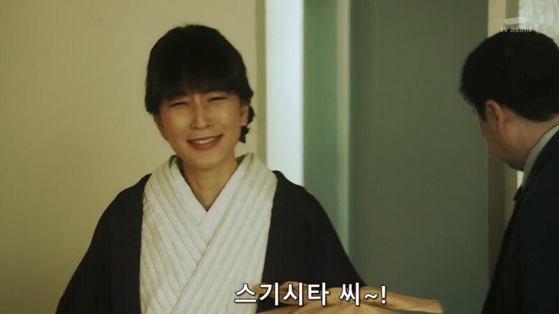 거동이 수상하다는 이유로 여자를 끌고간 경찰관_2.jpg