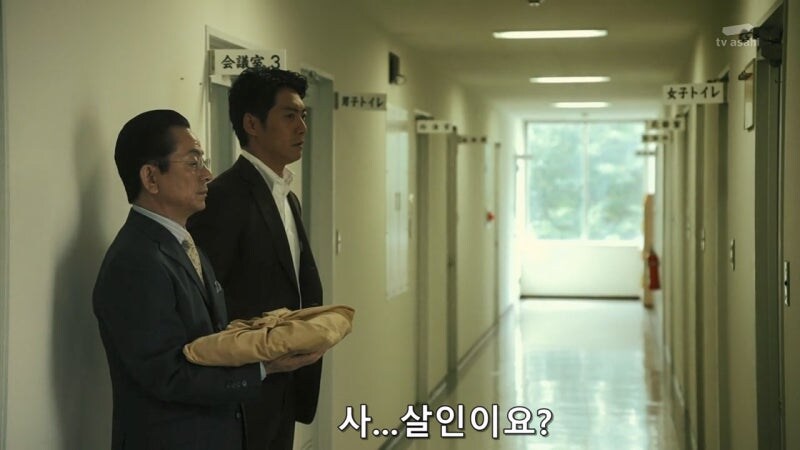 거동이 수상하다는 이유로 여자를 끌고간 경찰관_18.jpg