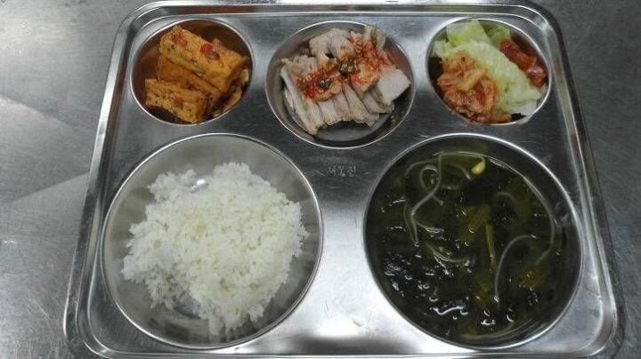 급식때 늘 수육이랑 같이 나오던 호불호 갈리는 '이것'_1.jpg