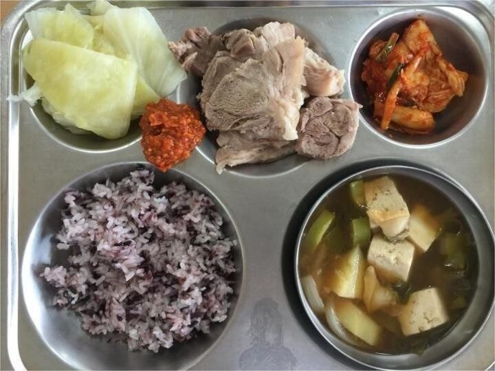 급식때 늘 수육이랑 같이 나오던 호불호 갈리는 '이것'_6.jpg
