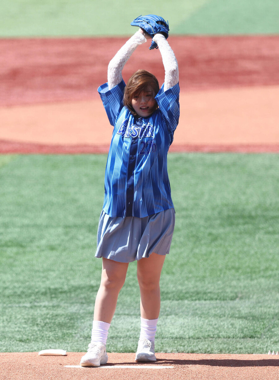 어제 시노자키 아이 시구모습_3.jpg