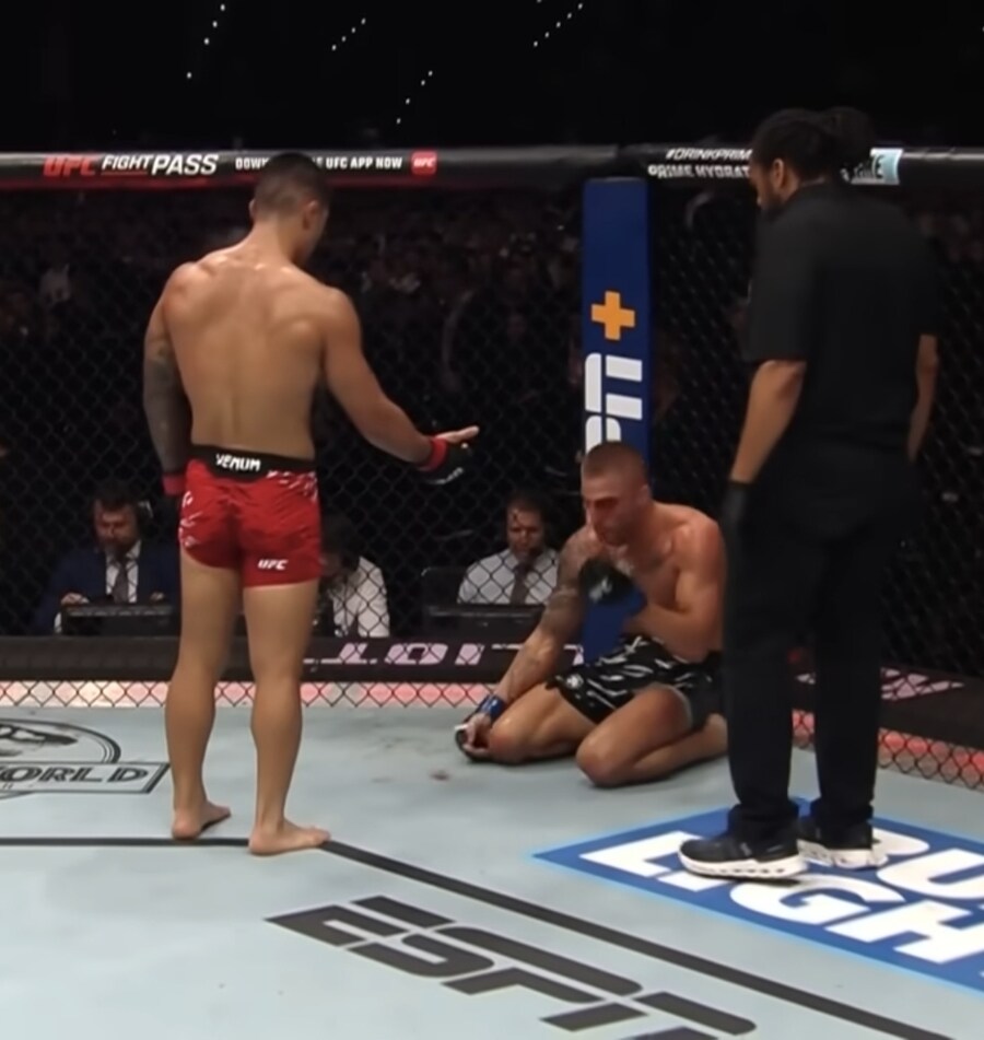 UFC) 희대의 닉네임 사기꾼 한국파이터 둘.gif_5.jpg