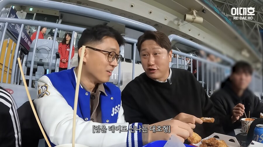 직관갔다가 야구장 중계에 잡혀버린 이대호_1.png