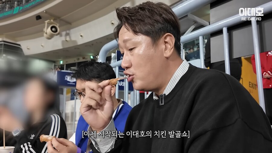직관갔다가 야구장 중계에 잡혀버린 이대호_3.png