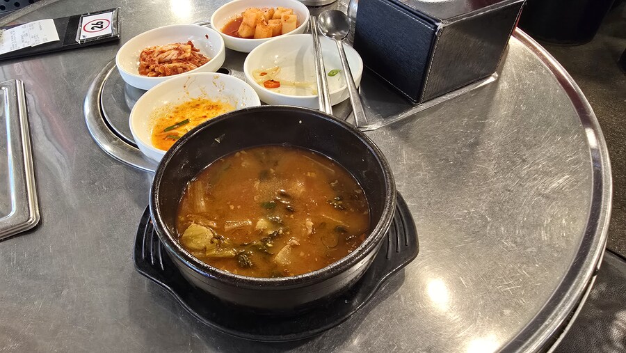 탄수화물 줄이겠다고 국밥을 밥 없이 먹는 중인데_1.jpg