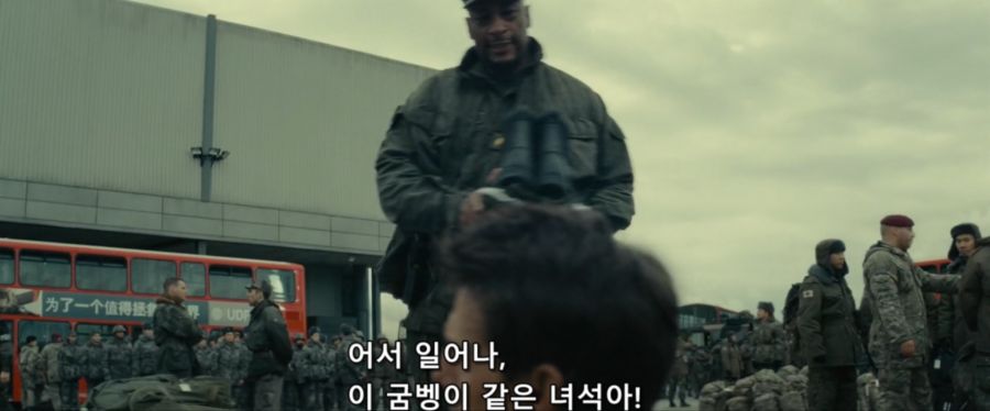 영화속 장교에게 욕을 하는 군인_2.jpg