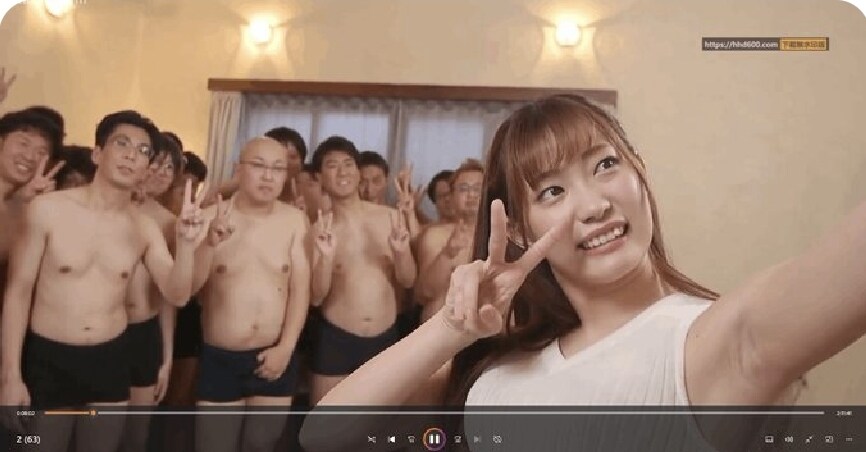 팬들(?)과 단체사진찍는 여자_1.jpg