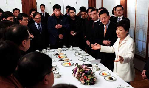 언론은 지금 박근혜 기자간담회 수준이야.. 기대를 하지 마.._1.jpg