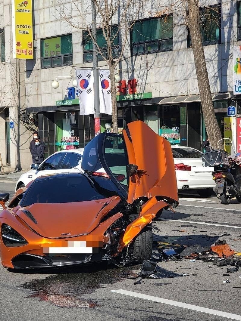 3억짜리 맥라렌 대파사고_1.jpg