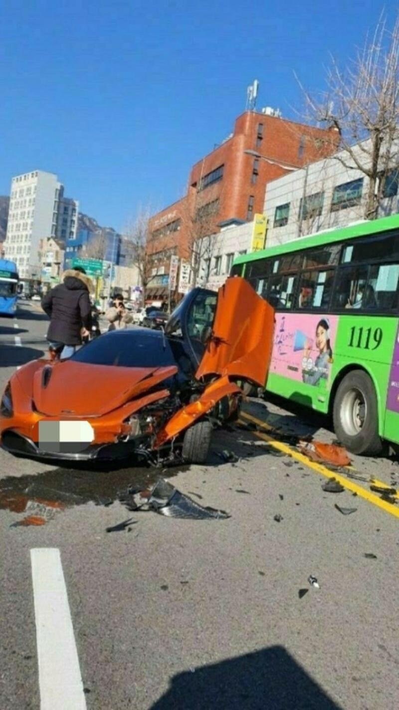 3억짜리 맥라렌 대파사고_6.jpg
