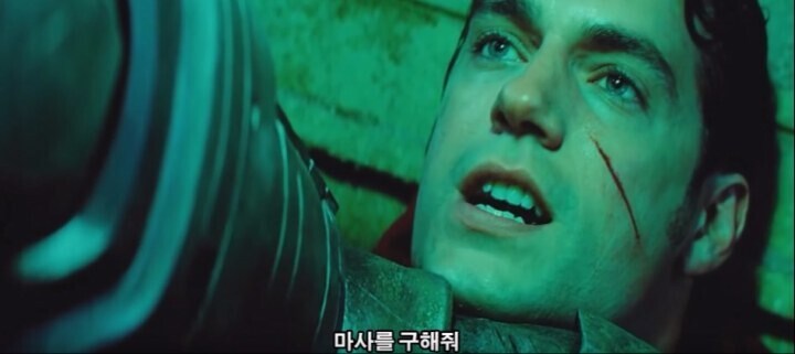 DCU 배트맨 대 슈퍼맨에서 의도는 좋았던 장면_7.jpg