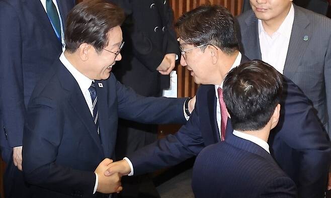 “김민석 임명 안 돼” 2번 말한 권성동…웃으며 팔 ‘툭’ 이 대통령_1.jpg