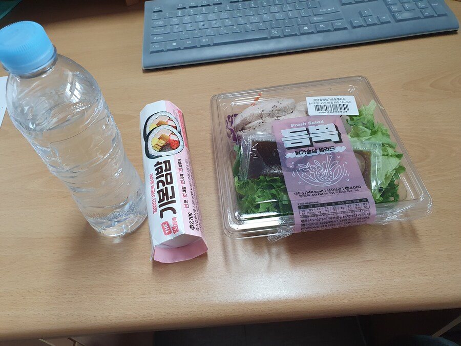 어제 사온 gs25편의점 샐러드통이 좀 이상한거 같음_1.jpg