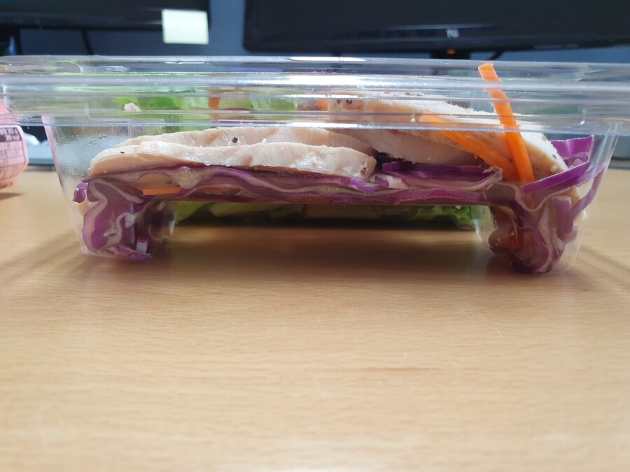 어제 사온 gs25편의점 샐러드통이 좀 이상한거 같음_3.jpg