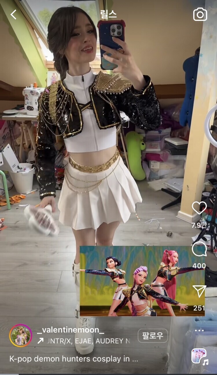 막 완성한 의상을 입어보고 감격하는 헌트릭스 코스플레이어_1.jpg