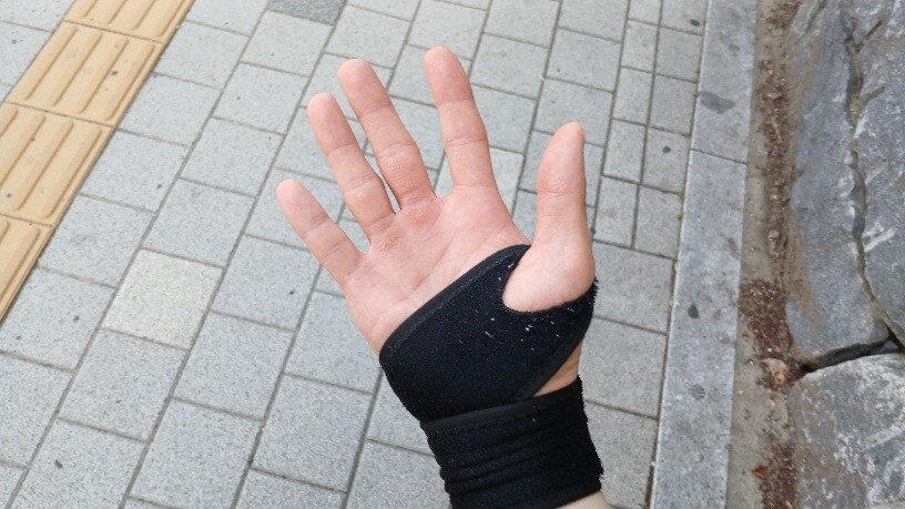 오늘 쿠팡 갈 때 손목이랑 무릎 보호대 차고 가야지_1.jpg