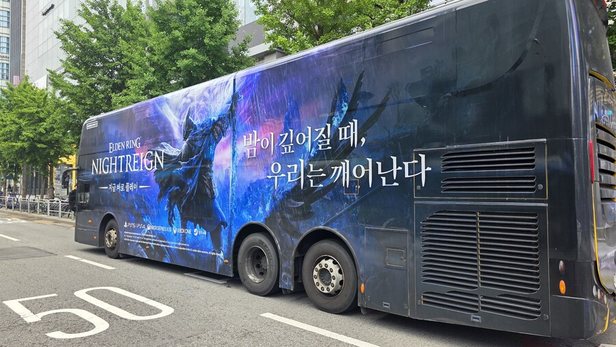 서울 홍대에 나타난 엘든링 버스_1.jpg