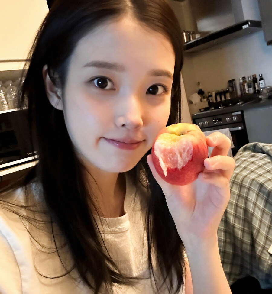 아이유, 쌩얼 '이지금' 모드 올린 이유 밝혀졌다_3.jpg