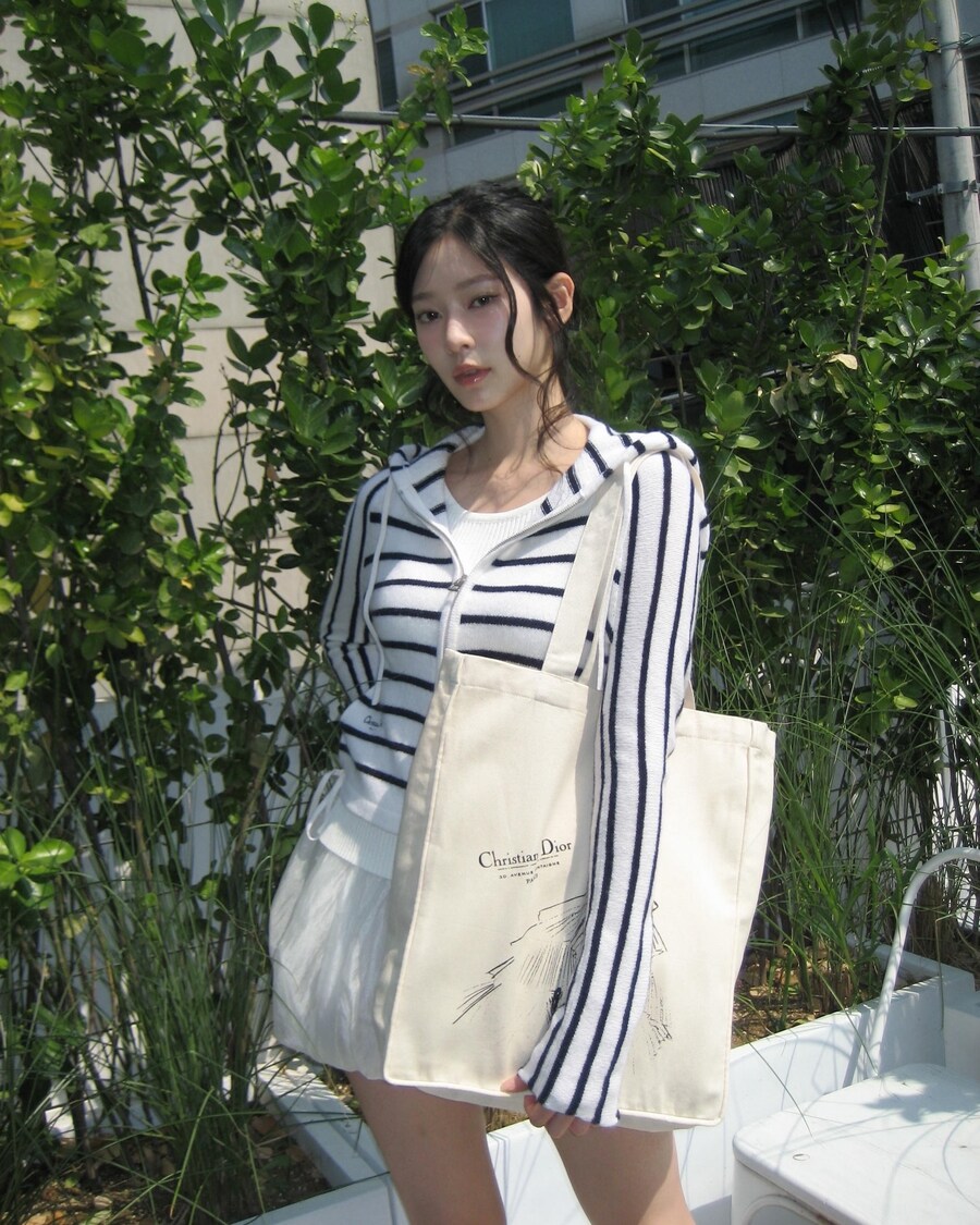김민주, 디올 아이템으로 완성한 도시적인 일상 패션 공개_2.jpg
