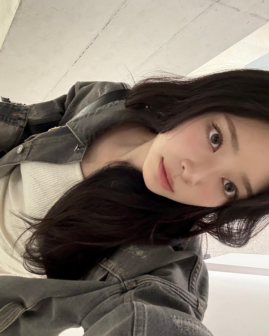 김민주, 디올 아이템으로 완성한 도시적인 일상 패션 공개_6.jpg