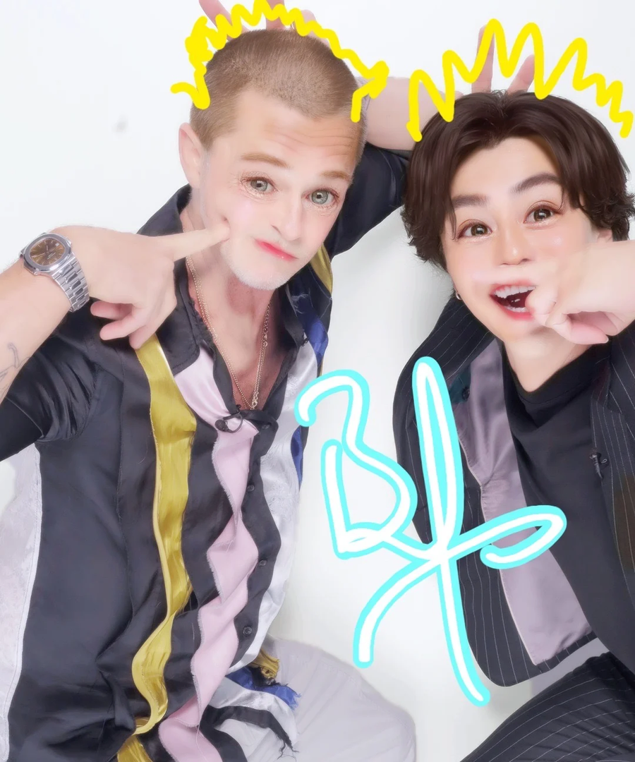 영화 홍보 차 일본가서 스티커사진 찍은 브래드피트_3.webp