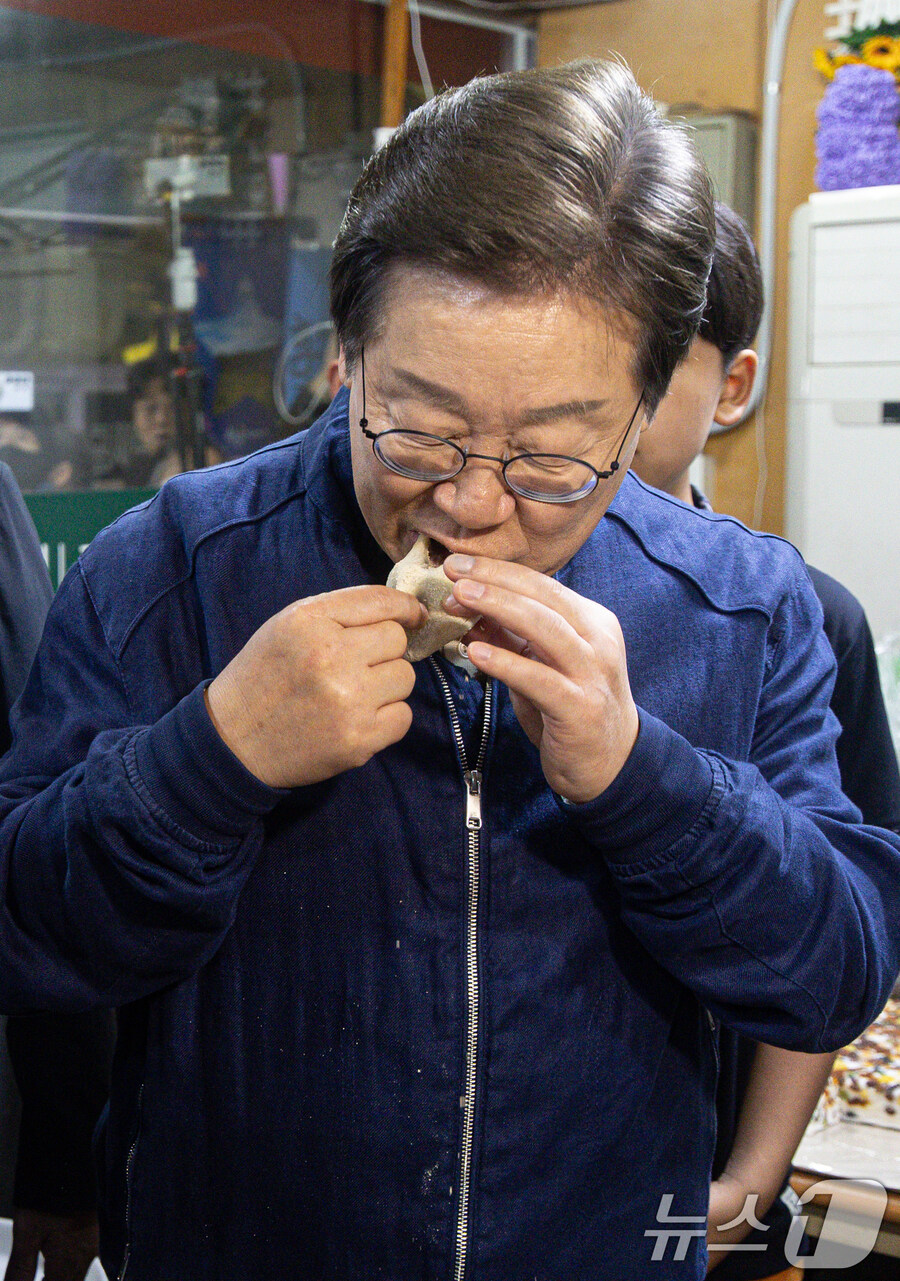 떡갈비 뜯어먹는 이재명_1.jpg
