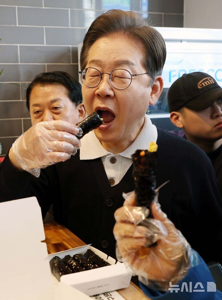 떡갈비 뜯어먹는 이재명_3.jpg