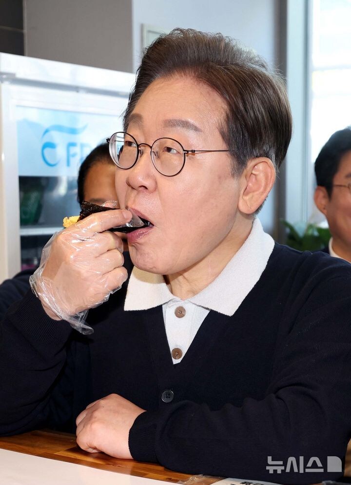 떡갈비 뜯어먹는 이재명_4.jpg