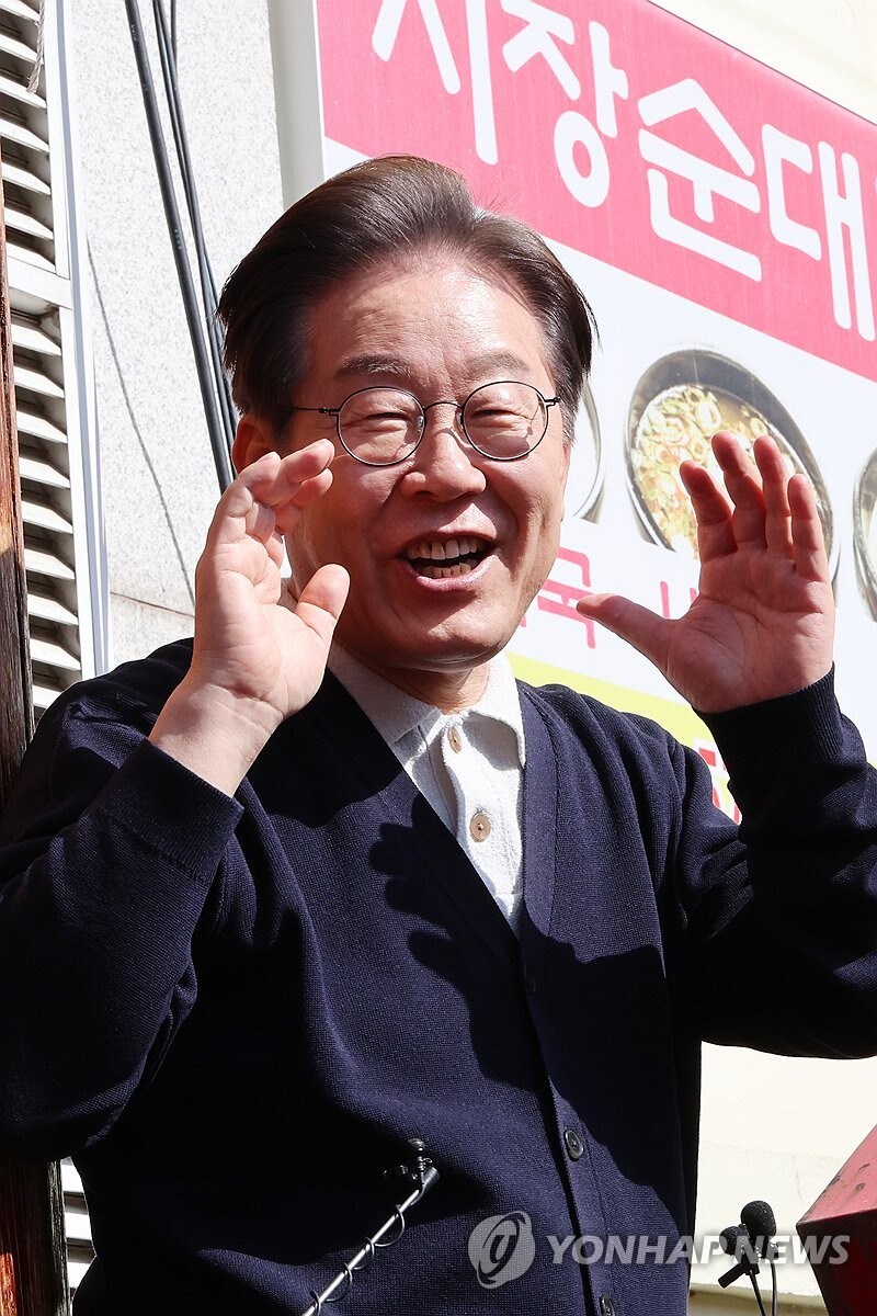 떡갈비 뜯어먹는 이재명_10.jpg