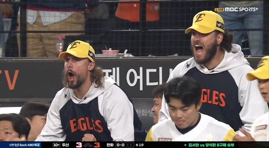 한국인들에게 쌍욕을 퍼붓는 백인 둘_1.jpg
